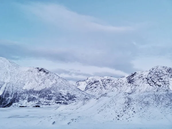 クヴァルーヤ島 トロムソ ノルウェーの雪の山の美しい景色 — ストック写真