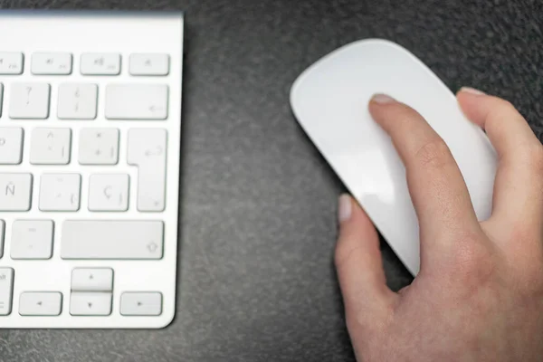 Tiro Foco Seletivo Uma Mão Segurando Mouse Branco Lado Teclado — Fotografia de Stock