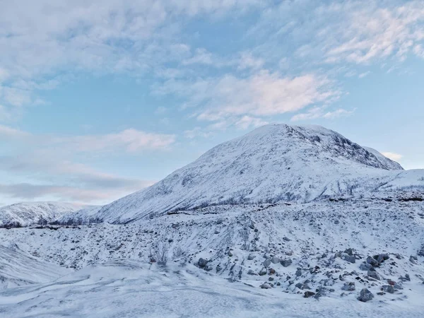 ノルウェー トロムソ州クヴァルーヤの雪に覆われた山々の美しい景色 — ストック写真