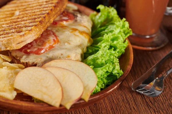 Вкусный Сэндвич Мясом Помидорами Сыром — стоковое фото