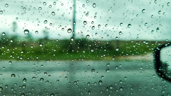 Die Wassertropfen Auf Der Autoscheibe Mit Blick Auf Die Heckscheibe — Stockfoto