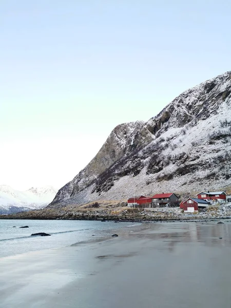 Een Verticaal Schot Van Besneeuwde Bergen Aan Kust Kvaloya Tromso — Stockfoto