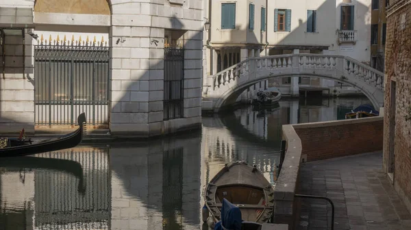 Boats Bridge Canal Buildings Venice Italy — Stock Photo, Image