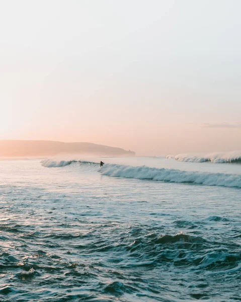 Una Vista Mozzafiato Surfista Cattura Onda — Foto Stock