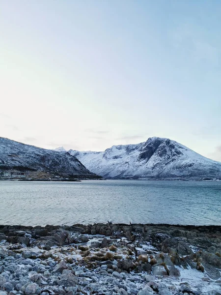 Een Verticaal Schot Van Besneeuwde Bergen Aan Kust Kvaloya Tromso — Stockfoto