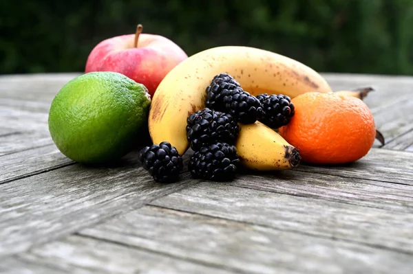 Zbliżenie Ujęcie Świeżych Owoców Drewnianym Stole — Zdjęcie stockowe