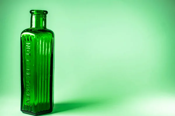 Primer Plano Una Botella Cristalería Vacía Vintage Verde Sobre Fondo — Foto de Stock
