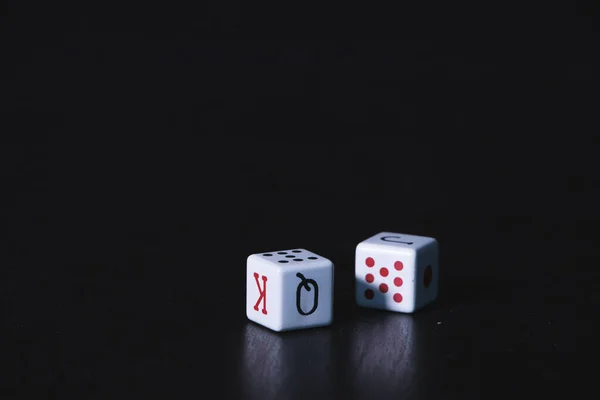 Siyah Bir Arkaplanda Izole Edilmiş Poker Zarlarının Yakın Çekimi — Stok fotoğraf