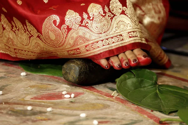 Nahaufnahme Des Fußes Einer Frau Während Einer Traditionellen Indischen Hochzeit — Stockfoto