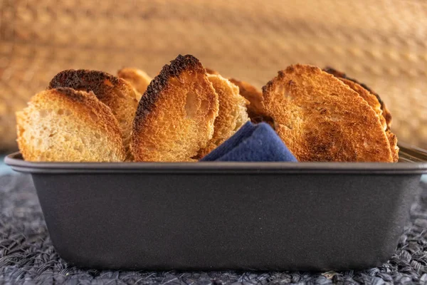 Selektiv Fokusbild Rostat Bröd Med Trasa Behållare — Stockfoto