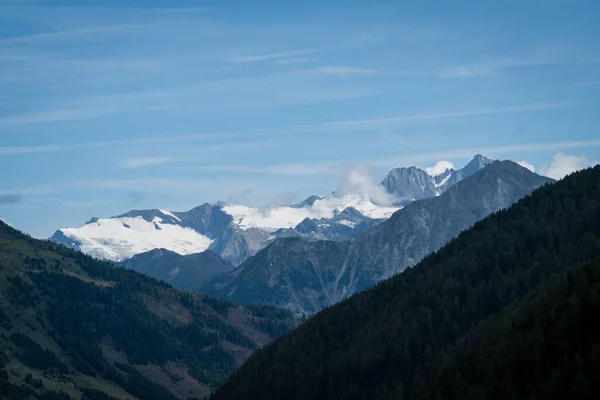 Una Hermosa Vista Los Picos Montaña Con Nieve Árboles Bajo — Foto de Stock