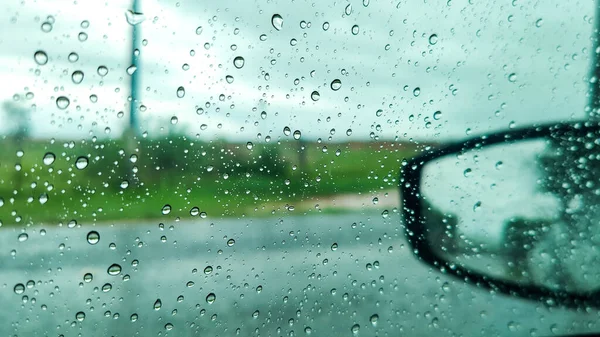 Die Wassertropfen Auf Der Autoscheibe Mit Blick Auf Die Heckscheibe — Stockfoto