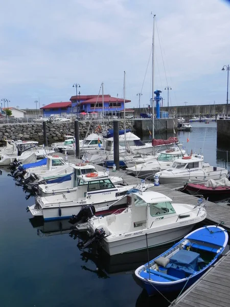 Colpo Verticale Barche Nel Porto Della Provincia Delle Asturie Spagna — Foto Stock