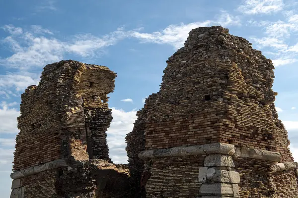 Una Hermosa Vista Las Ruinas Romanas Contra Cielo Azul Nublado —  Fotos de Stock