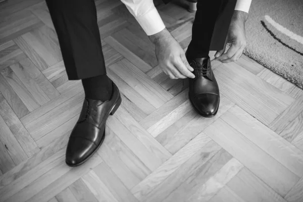 Uno Sposo Che Lega Scarpe Prepara Matrimonio — Foto Stock