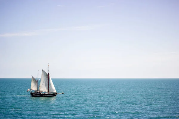 昼間は穏やかな海面に白い帆のある帆船 — ストック写真