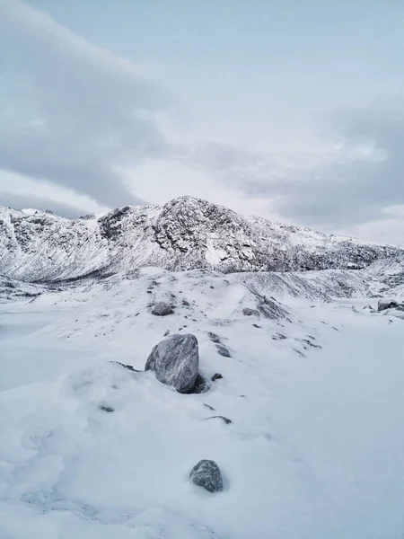 Colpo Verticale Montagne Innevate Nell Artico Kvaloya Island Tromso Norvegia — Foto Stock