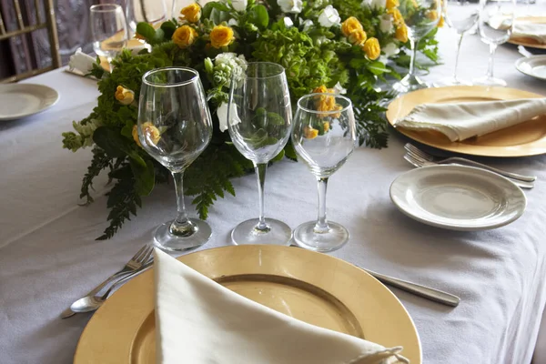 식탁에 식기들을 클로즈업으로 인사들의 인테리어 디자인 — 스톡 사진