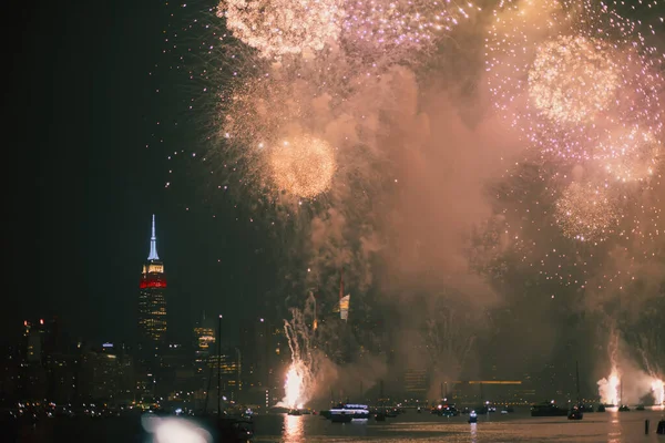 View Bright Fireworks Empire State Building Night — Stock Photo, Image