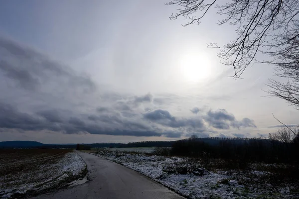 Uma Paisagem Inverno Estrada Com Fundo Nascer Sol — Fotografia de Stock