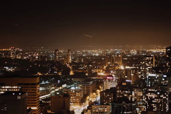 Luftaufnahme Einer Urbanen Stadtlandschaft Mit Beleuchteten Modernen Wolkenkratzern Bei Nacht — Stockfoto