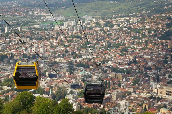 Cable Teleférico Sobre Ciudad Sarajevo Las Colinas Montañas Circundantes Bosnia — Foto de Stock
