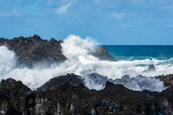 在崎岖的海岸线上波涛汹涌 葡萄牙马德拉 — 图库照片