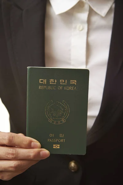 Disparo Vertical Una Mujer Negocios Con Pasaporte Coreano —  Fotos de Stock