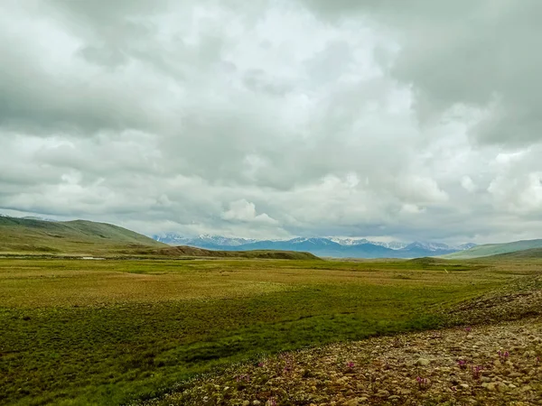 Die Dichten Wolken Über Einem Feld Und Die Berge Hintergrund — Stockfoto