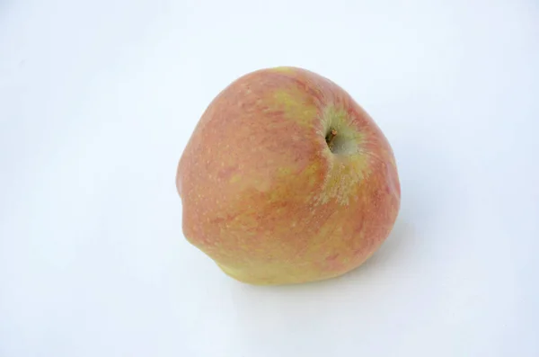 Eine Nahaufnahme Eines Frischen Reifen Apfels Isoliert Auf Weißem Hintergrund — Stockfoto