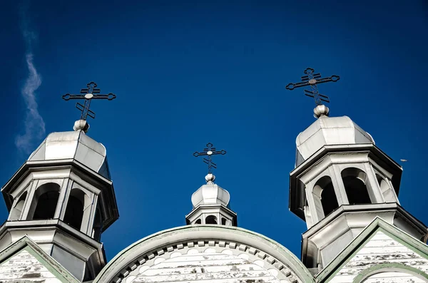 Plano Ángulo Bajo Las Cruces Las Cúpulas Iglesia Bajo Cielo — Foto de Stock