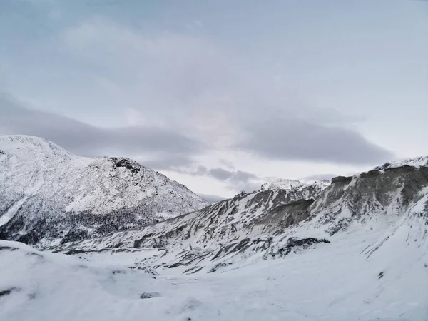 Όμορφη Θέα Των Βουνών Που Καλύπτονται Χιόνι Kvaloya Tromso Νορβηγία — Φωτογραφία Αρχείου