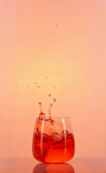 Vertical Shot Refreshing Cocktail Splash Delicate Peach Background — Stock Photo, Image