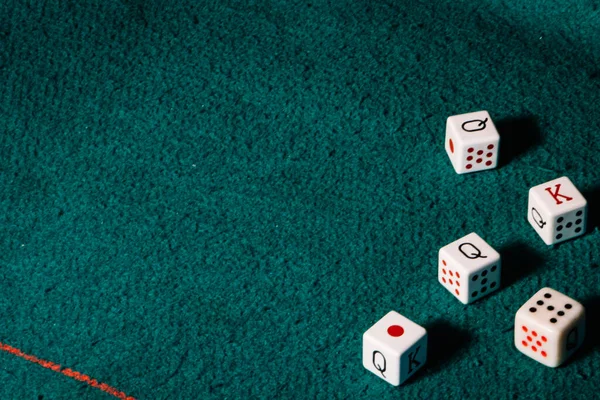 Yeşil Bir Paspasın Üzerindeki Poker Zarlarının Seçici Odak Noktası — Stok fotoğraf