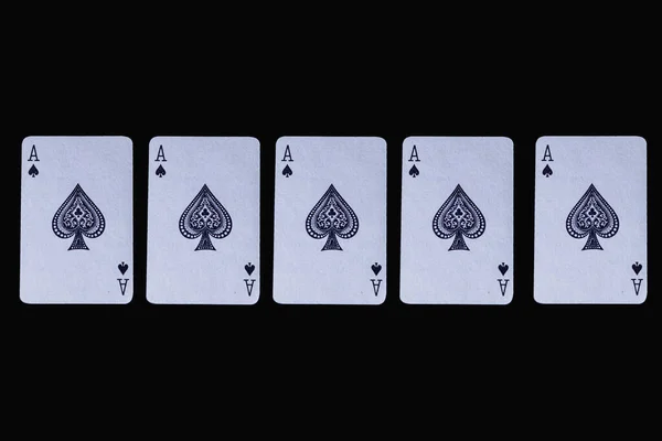 Nahaufnahme Von Fünf Ass Karten Isoliert Auf Schwarzem Hintergrund — Stockfoto