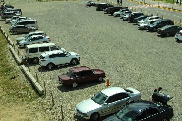 Bukovel Ucrânia Fevereiro 2021 Estrada Asfálica Estacionamento Carros Lado Estrada — Fotografia de Stock