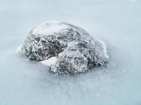 Een Close Shot Van Een Steen Bevroren Het Water — Stockfoto