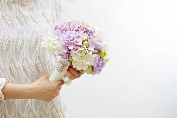 Eine Nahaufnahme Einer Braut Mit Einem Hortensienstrauß Vor Weißem Hintergrund — Stockfoto