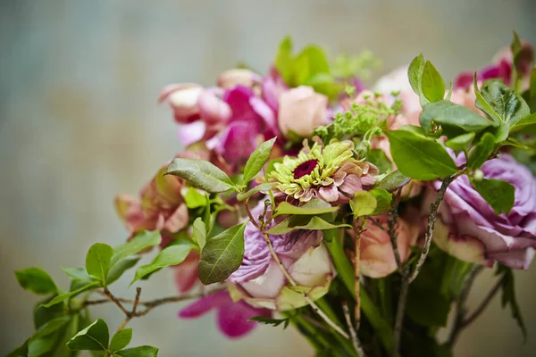 カラフルで美しい花の花束のクローズアップ — ストック写真