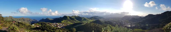Ein Panoramablick Auf Berge Einem Sonnigen Tag — Stockfoto