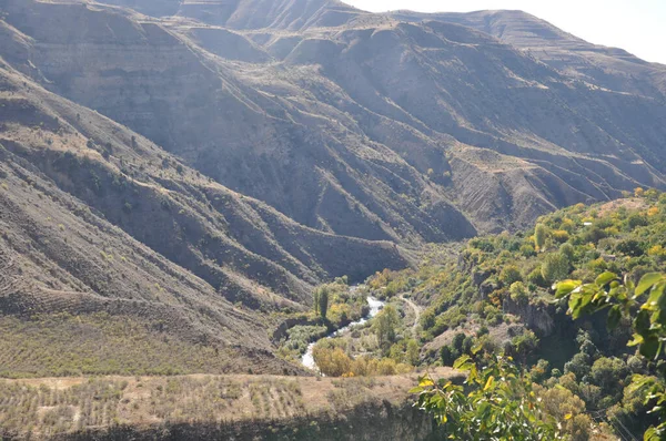 アルメニアの山の中腹に沿って狭い川の風景 — ストック写真