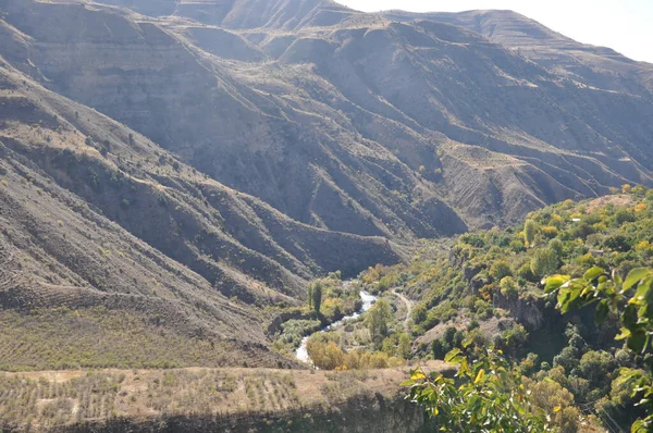 Ett Landskap Smal Flod Längs Bergssluttningen Armenien — Stockfoto