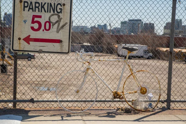 Una Placa Señal Estacionamiento Resistido Que Muestra Dirección Una Bicicleta — Foto de Stock