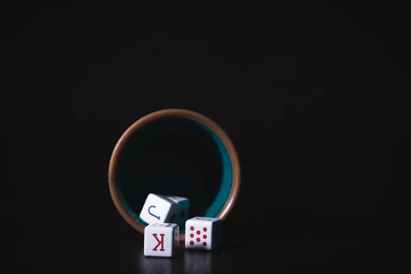 Poker Kopp Med Tärningar Isolerade Svart Bakgrund — Stockfoto