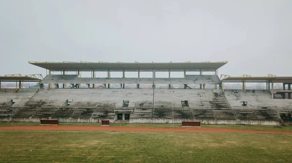 Зеленый Стадион Сиденьями Ясном Фоне Неба — стоковое фото