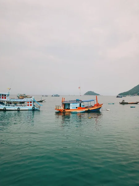 Vertikální Záběr Prázdné Mnoho Malých Rybářských Člunů Moři Thajska — Stock fotografie