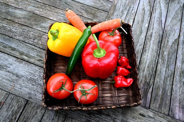 Een Top Uitzicht Van Kleurrijke Paprika Wortelen Tomat — Stockfoto