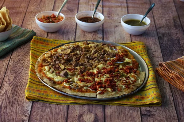 Primer Plano Deliciosa Pizza Con Carne Chorizo Colorido Mantel — Foto de Stock