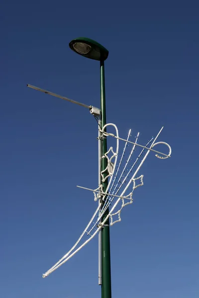 Een Close Shot Van Een Kerstversiering Opknoping Een Elektrische Pyloon — Stockfoto