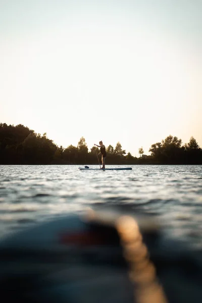 Disparo Vertical Una Persona Remando Una Tabla Pie Lago Atardecer — Foto de Stock